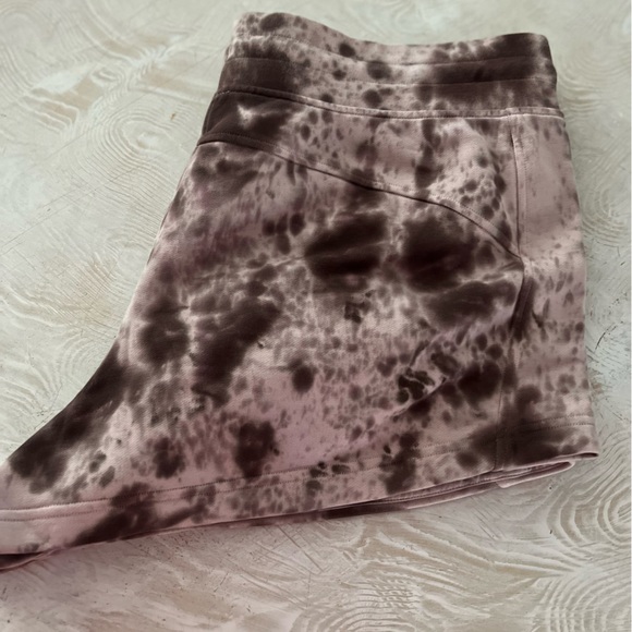 Lululemon Inner Glow High-Rise Short 3" - Picture 2 of 4